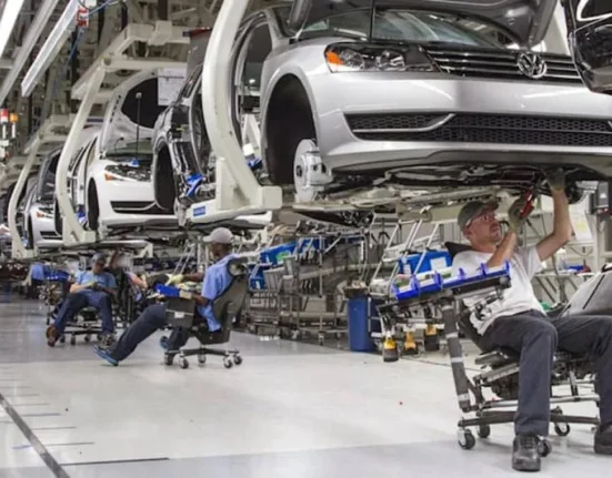 Criză în industria auto, scapă cine poate