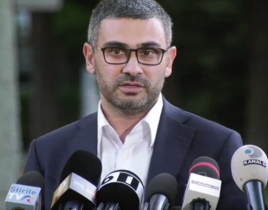 Fostul ministru al Muncii, Florin Manole, ironie la adresa lui Siegfried Mureşan în negocierile pe legea salarizării: „L-am invitat, sigur nu e pe plajă”