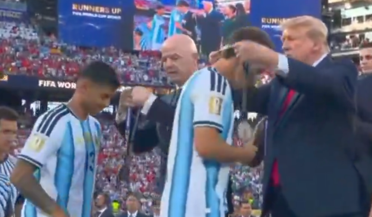 SINGURUL fotbalist care nu dă mâna cu Donald Trump la ceremonia de premiere