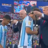 SINGURUL fotbalist care nu dă mâna cu Donald Trump la ceremonia de premiere