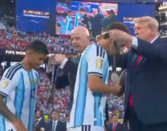 SINGURUL fotbalist care nu dă mâna cu Donald Trump la ceremonia de premiere