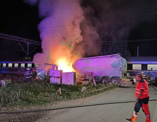 Cisternă în flăcări după ce a lovit un tren de călători care se îndrepta spre Constanța / Pasagerii s-au evacuat