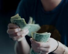 Dosar tulburător! A furat mii de euro din casa părinților sub amenințarea cuțitului: drama trăită de o elevă din Sibiu