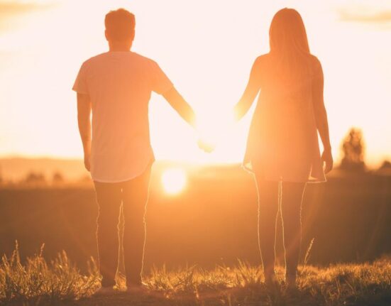 Ce este „Love bombing": Te-a numit „sufletul pereche" după trei întâlniri? Semnal de alarmă