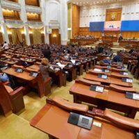 Țara arde, parlamentarii NU se deranjează din vacanțe. Absențe record în Parlamentul României. Deputații lipsesc de la dezbateri importante