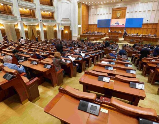Țara arde, parlamentarii NU se deranjează din vacanțe. Absențe record în Parlamentul României. Deputații lipsesc de la dezbateri importante