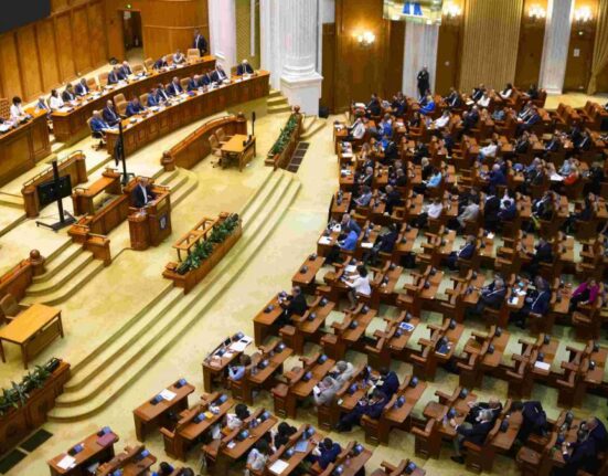 Parlamentarii, chemați din vacanță pentru PNRR și SAFE