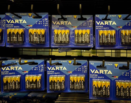 Varta își cere insolvența după ce Apple, principalul său client, a decis să-și procure din China bateriile