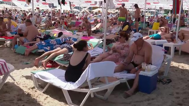 Peste 170.000 de oameni s-au distrat pe litoral &icirc;n acest weekend. Turist: &rdquo;O masă ne-a dus la 114 lei două persoane&rdquo;