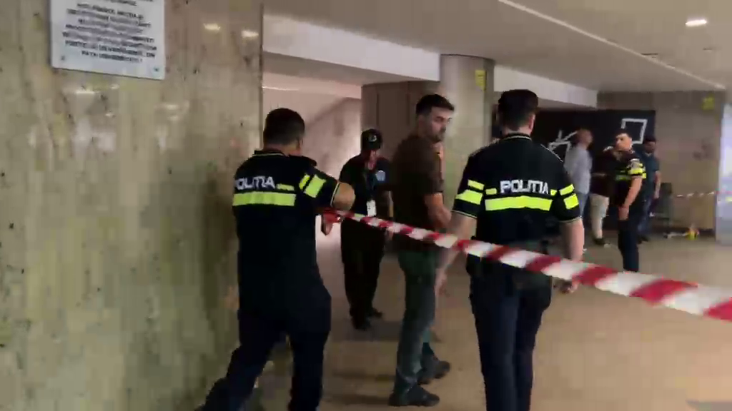 Flăcări la metrou, în stația Universitate. Focul ar fi pornit din cauza infiltrațiilor provocate de furtună. VIDEO